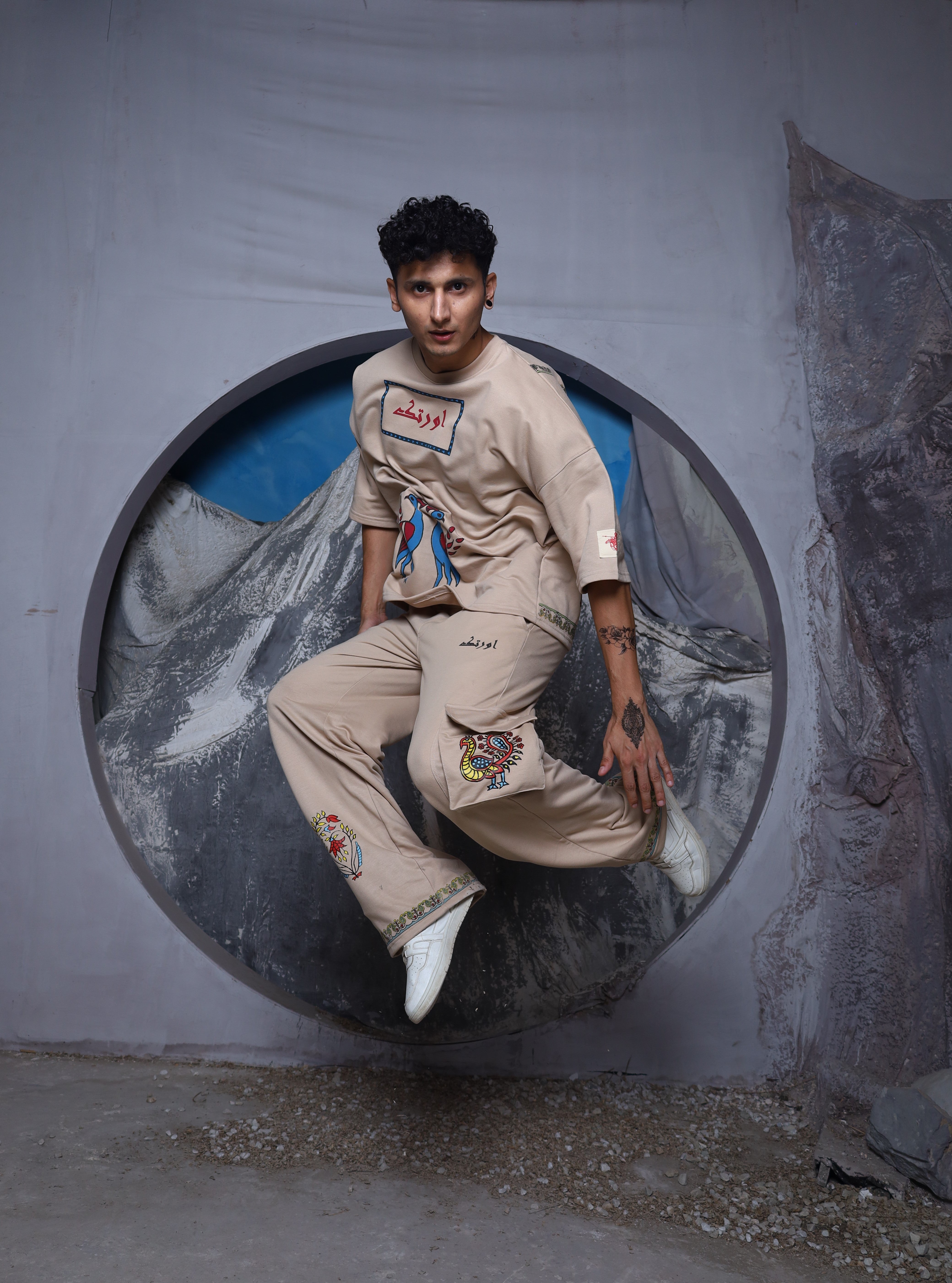 قدیم پتھر | Tee